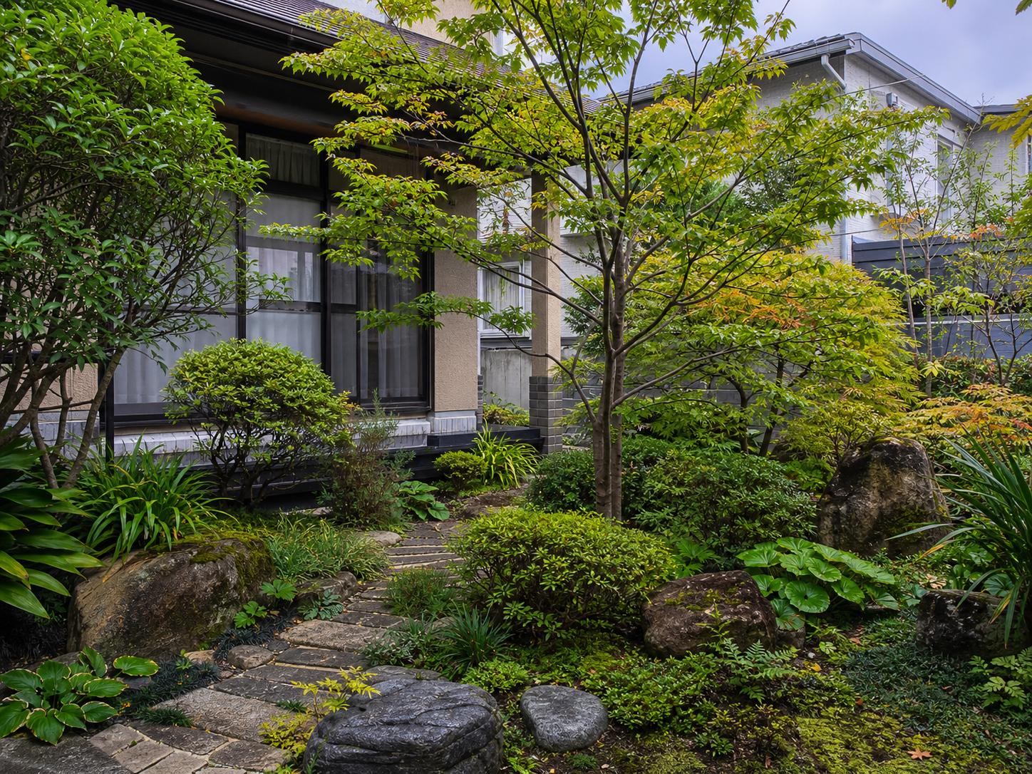 石畳と植栽がある庭のイメージ